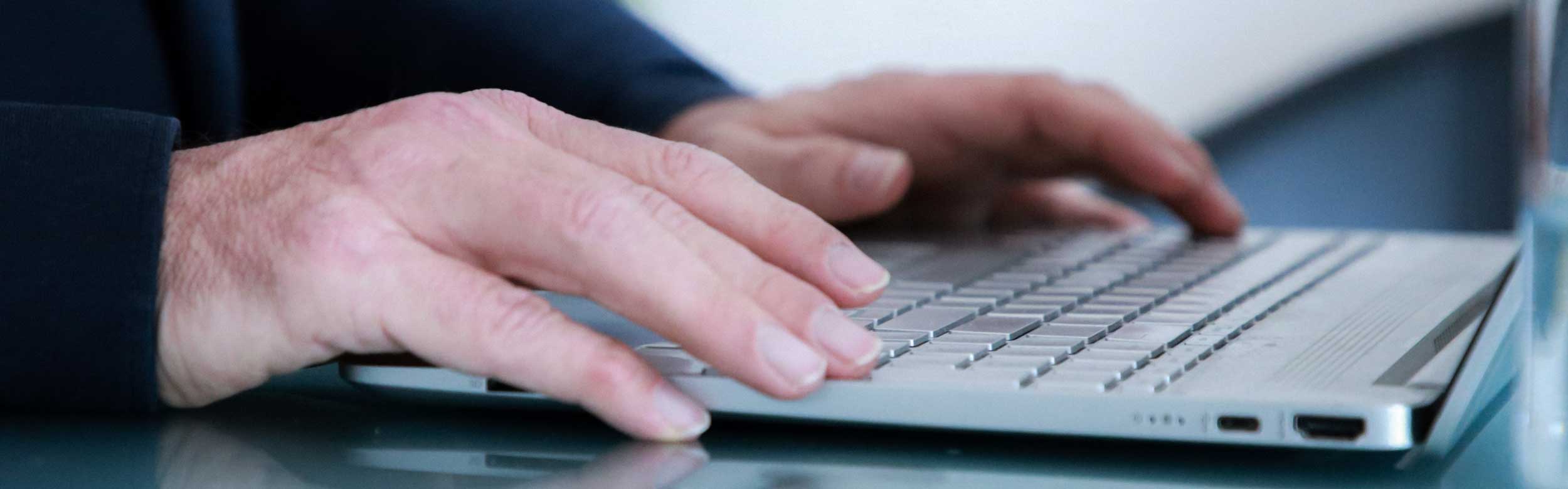 Hände auf einer Tastatur als Symbol für fokussierte Arbeit, Klarheit und Performance im unternehmerischen Kontext.
