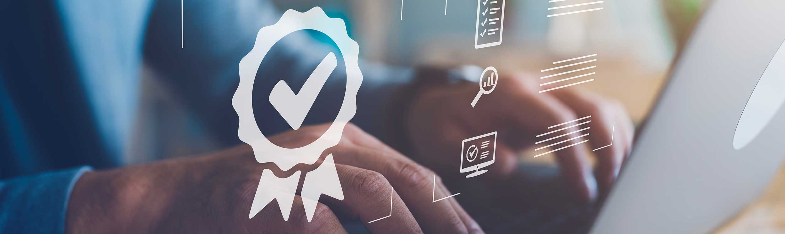 Symbol für Qualität und Klarheit im Executive Mentoring, dargestellt durch ein Qualitätssiegel über einer digitalen Arbeitsumgebung.