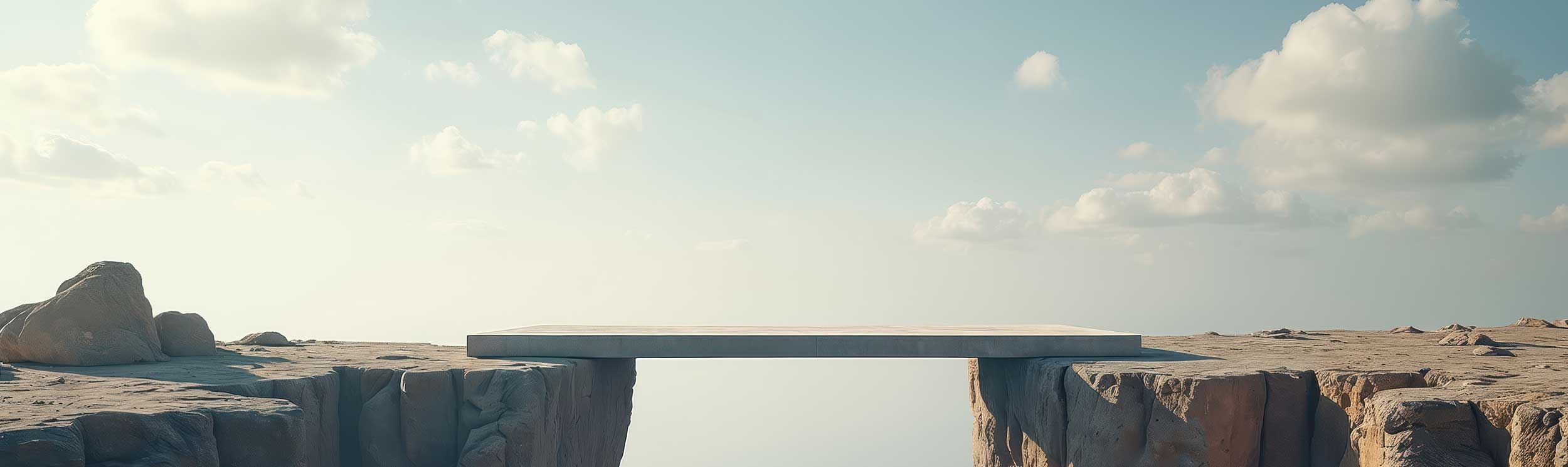 Brücke zwischen zwei Felsen als Symbol für Übergang, Stabilität und lösungsorientiertes Interim Management als CFO & COO.