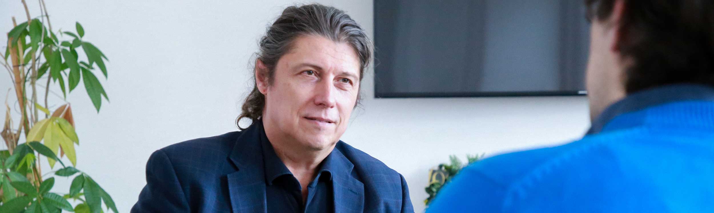 Martin Bartmann im Gespräch mit einem Kunden als Symbol für Interim Management auf C-Level und operative Führungsverantwortung.