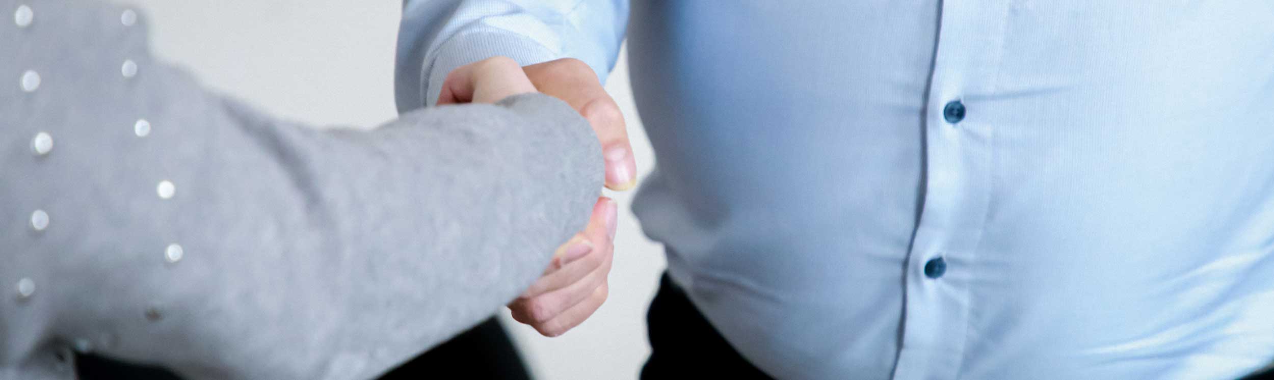 Händedruck als Symbol für den Beginn einer vertrauensvollen Zusammenarbeit im unternehmerischen Kontext.