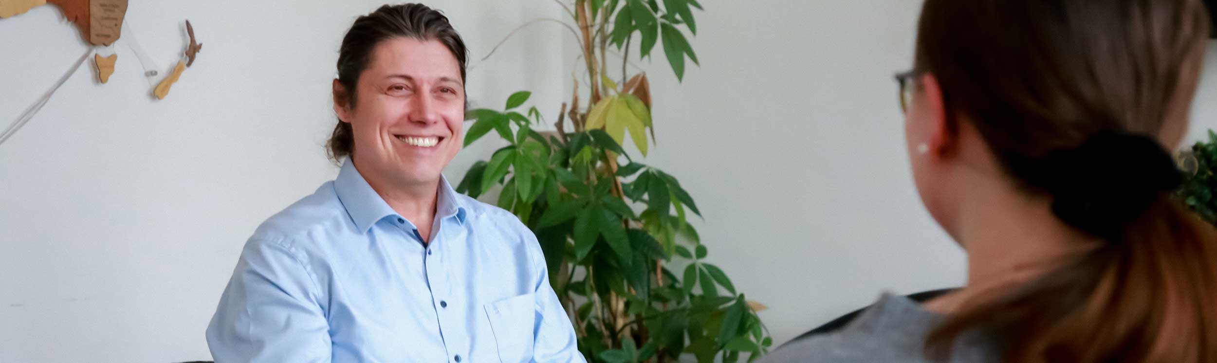 Martin Bartmann im persönlichen Gespräch im Rahmen von Win³, lächelnd und zugewandt in einem modernen Beratungsumfeld.