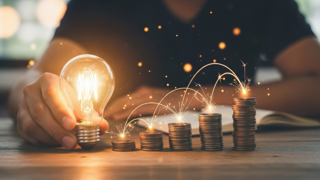 Glühbirne und Münzstapel als Symbol für Harmonie im Unternehmen, Ideenentwicklung und Wachstum